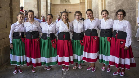 Los Arcos ha vivido la segunda jornada de sus fiestas patronales. En el Día de la Virgen, los vecinos han participado en la procesión. A continuación ha tenido lugar la misa en honor a los patronos Santa María y San Roque.