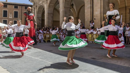 Los Arcos ha vivido la segunda jornada de sus fiestas patronales. En el Día de la Virgen, los vecinos han participado en la procesión. A continuación ha tenido lugar la misa en honor a los patronos Santa María y San Roque.