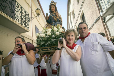 Los Arcos ha vivido la segunda jornada de sus fiestas patronales. En el Día de la Virgen, los vecinos han participado en la procesión. A continuación ha tenido lugar la misa en honor a los patronos Santa María y San Roque.