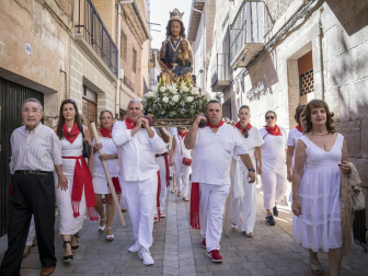 Los Arcos ha vivido la segunda jornada de sus fiestas patronales. En el Día de la Virgen, los vecinos han participado en la procesión. A continuación ha tenido lugar la misa en honor a los patronos Santa María y San Roque.