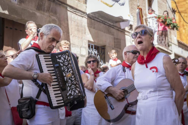 Los Arcos ha vivido la segunda jornada de sus fiestas patronales. En el Día de la Virgen, los vecinos han participado en la procesión. A continuación ha tenido lugar la misa en honor a los patronos Santa María y San Roque.