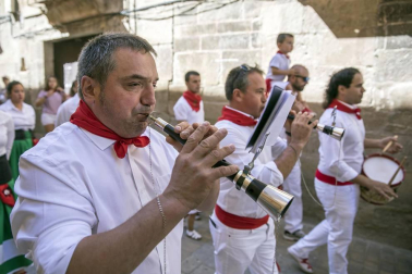 Los Arcos ha vivido la segunda jornada de sus fiestas patronales. En el Día de la Virgen, los vecinos han participado en la procesión. A continuación ha tenido lugar la misa en honor a los patronos Santa María y San Roque.