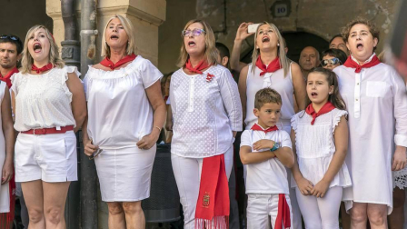 Los Arcos ha vivido la segunda jornada de sus fiestas patronales. En el Día de la Virgen, los vecinos han participado en la procesión. A continuación ha tenido lugar la misa en honor a los patronos Santa María y San Roque.