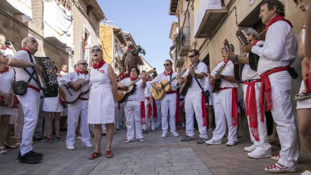Los Arcos ha vivido la segunda jornada de sus fiestas patronales. En el Día de la Virgen, los vecinos han participado en la procesión. A continuación ha tenido lugar la misa en honor a los patronos Santa María y San Roque.