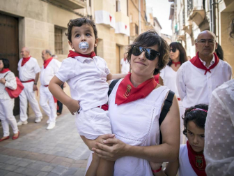 Los Arcos ha vivido la segunda jornada de sus fiestas patronales. En el Día de la Virgen, los vecinos han participado en la procesión. A continuación ha tenido lugar la misa en honor a los patronos Santa María y San Roque.