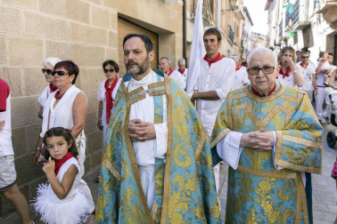 Los Arcos ha vivido la segunda jornada de sus fiestas patronales. En el Día de la Virgen, los vecinos han participado en la procesión. A continuación ha tenido lugar la misa en honor a los patronos Santa María y San Roque.