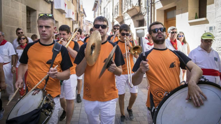 Los Arcos ha vivido la segunda jornada de sus fiestas patronales. En el Día de la Virgen, los vecinos han participado en la procesión. A continuación ha tenido lugar la misa en honor a los patronos Santa María y San Roque.