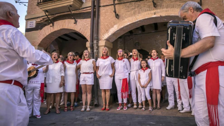 Los Arcos ha vivido la segunda jornada de sus fiestas patronales. En el Día de la Virgen, los vecinos han participado en la procesión. A continuación ha tenido lugar la misa en honor a los patronos Santa María y San Roque.