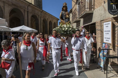 Los Arcos ha vivido la segunda jornada de sus fiestas patronales. En el Día de la Virgen, los vecinos han participado en la procesión. A continuación ha tenido lugar la misa en honor a los patronos Santa María y San Roque.