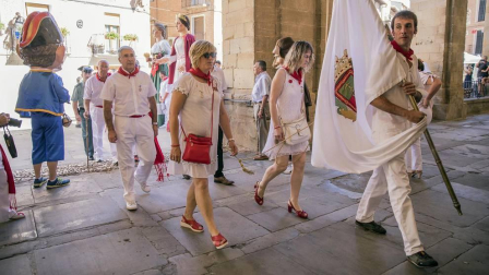 Los Arcos ha vivido la segunda jornada de sus fiestas patronales. En el Día de la Virgen, los vecinos han participado en la procesión. A continuación ha tenido lugar la misa en honor a los patronos Santa María y San Roque.