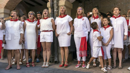 Los Arcos ha vivido la segunda jornada de sus fiestas patronales. En el Día de la Virgen, los vecinos han participado en la procesión. A continuación ha tenido lugar la misa en honor a los patronos Santa María y San Roque.
