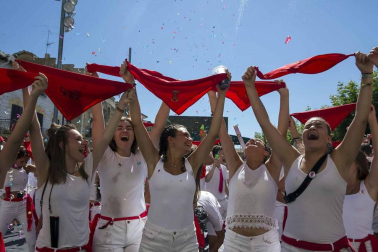 Imágenes de los vecinos de Aibar y visitantes durante las fiestas de Aibar con el lanzamiento del cohete y su ambiente en la plaza del Ayuntamiento