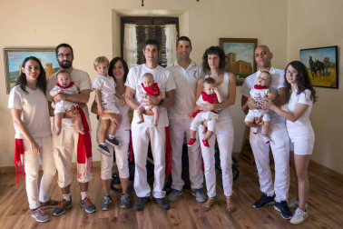 Imágenes de los vecinos de Aibar y visitantes durante las fiestas de Aibar con el lanzamiento del cohete y su ambiente en la plaza del Ayuntamiento