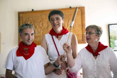 Imágenes de los vecinos de Aibar y visitantes durante las fiestas de Aibar con el lanzamiento del cohete y su ambiente en la plaza del Ayuntamiento