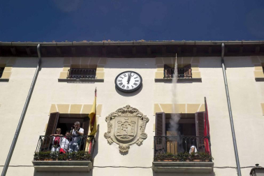 Imágenes de los vecinos de Aibar y visitantes durante las fiestas de Aibar con el lanzamiento del cohete y su ambiente en la plaza del Ayuntamiento