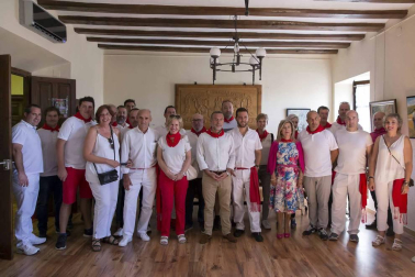 Imágenes de los vecinos de Aibar y visitantes durante las fiestas de Aibar con el lanzamiento del cohete y su ambiente en la plaza del Ayuntamiento