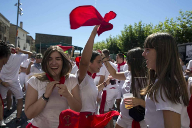 Imágenes de los vecinos de Aibar y visitantes durante las fiestas de Aibar con el lanzamiento del cohete y su ambiente en la plaza del Ayuntamiento