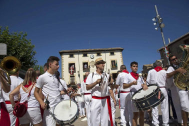 Imágenes de los vecinos de Aibar y visitantes durante las fiestas de Aibar con el lanzamiento del cohete y su ambiente en la plaza del Ayuntamiento