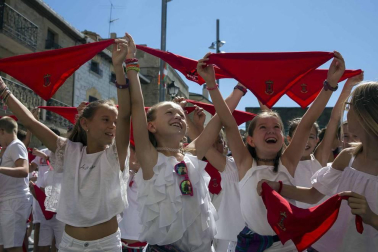 Imágenes de los vecinos de Aibar y visitantes durante las fiestas de Aibar con el lanzamiento del cohete y su ambiente en la plaza del Ayuntamiento