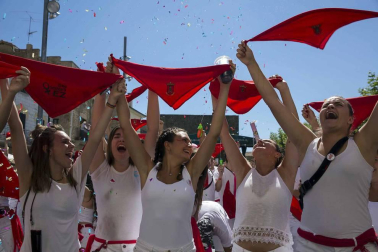 Imágenes de los vecinos de Aibar y visitantes durante las fiestas de Aibar con el lanzamiento del cohete y su ambiente en la plaza del Ayuntamiento