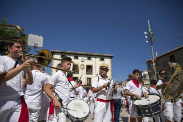 Imágenes de los vecinos de Aibar y visitantes durante las fiestas de Aibar con el lanzamiento del cohete y su ambiente en la plaza del Ayuntamiento