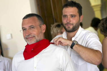 Imágenes de los vecinos de Aibar y visitantes durante las fiestas de Aibar con el lanzamiento del cohete y su ambiente en la plaza del Ayuntamiento