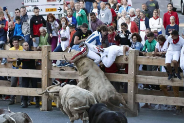 Las vacas de la ganadería Prieto de la Cal, de Huelva, han dejado dos trasladados al CHN, uno por dos cornadas en el muslo derecho.