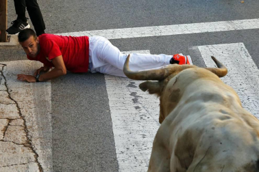 Las vacas de la ganadería Prieto de la Cal, de Huelva, han dejado dos trasladados al CHN, uno por dos cornadas en el muslo derecho.
