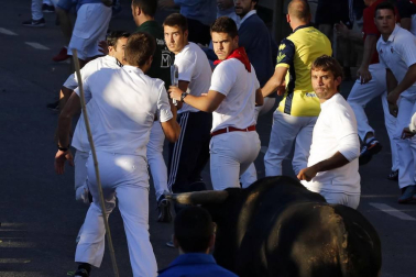 Las vacas de la ganadería Prieto de la Cal, de Huelva, han dejado dos trasladados al CHN, uno por dos cornadas en el muslo derecho.