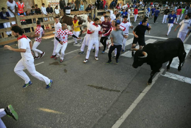 Las vacas de la ganadería Prieto de la Cal, de Huelva, han dejado dos trasladados al CHN, uno por dos cornadas en el muslo derecho.
