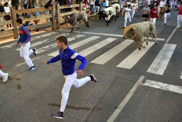 Las vacas de la ganadería Prieto de la Cal, de Huelva, han dejado dos trasladados al CHN, uno por dos cornadas en el muslo derecho.