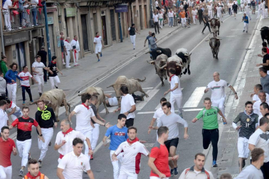 Las vacas de la ganadería Prieto de la Cal, de Huelva, han dejado dos trasladados al CHN, uno por dos cornadas en el muslo derecho.
