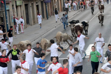 Las vacas de la ganadería Prieto de la Cal, de Huelva, han dejado dos trasladados al CHN, uno por dos cornadas en el muslo derecho.