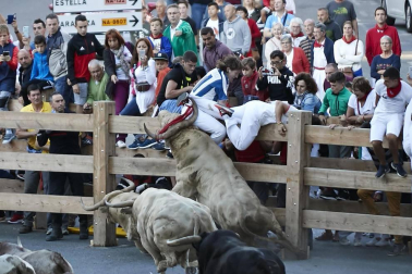 Las vacas de la ganadería Prieto de la Cal, de Huelva, han dejado dos trasladados al CHN, uno por dos cornadas en el muslo derecho.
