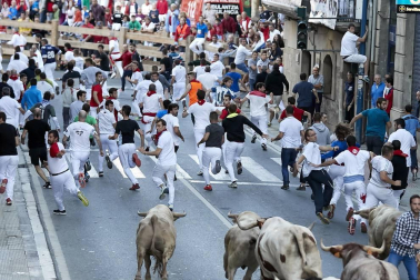 Las vacas de la ganadería Prieto de la Cal, de Huelva, han dejado dos trasladados al CHN, uno por dos cornadas en el muslo derecho.