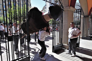 Burlada ha disfrutado de su segundo día de fiestas. La Comparsa de Gigantes y Cabezudos, acompañada de Larratz Dantzari Taldea y de la Banda de Música, ha recorrido la calle Lavanderas hasta la plaza de la Iglesia. Además, en esta jornada tampoco han faltado los juegos infantiles.