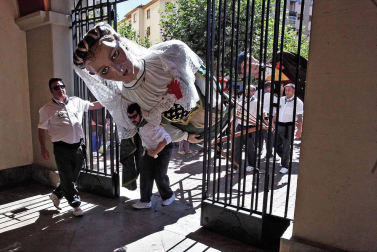 Burlada ha disfrutado de su segundo día de fiestas. La Comparsa de Gigantes y Cabezudos, acompañada de Larratz Dantzari Taldea y de la Banda de Música, ha recorrido la calle Lavanderas hasta la plaza de la Iglesia. Además, en esta jornada tampoco han faltado los juegos infantiles.