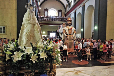 Burlada ha disfrutado de su segundo día de fiestas. La Comparsa de Gigantes y Cabezudos, acompañada de Larratz Dantzari Taldea y de la Banda de Música, ha recorrido la calle Lavanderas hasta la plaza de la Iglesia. Además, en esta jornada tampoco han faltado los juegos infantiles.