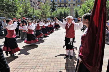 Burlada ha disfrutado de su segundo día de fiestas. La Comparsa de Gigantes y Cabezudos, acompañada de Larratz Dantzari Taldea y de la Banda de Música, ha recorrido la calle Lavanderas hasta la plaza de la Iglesia. Además, en esta jornada tampoco han faltado los juegos infantiles.
