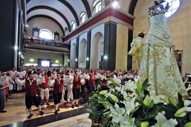 Burlada ha disfrutado de su segundo día de fiestas. La Comparsa de Gigantes y Cabezudos, acompañada de Larratz Dantzari Taldea y de la Banda de Música, ha recorrido la calle Lavanderas hasta la plaza de la Iglesia. Además, en esta jornada tampoco han faltado los juegos infantiles.