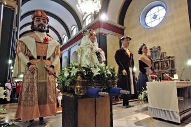 Burlada ha disfrutado de su segundo día de fiestas. La Comparsa de Gigantes y Cabezudos, acompañada de Larratz Dantzari Taldea y de la Banda de Música, ha recorrido la calle Lavanderas hasta la plaza de la Iglesia. Además, en esta jornada tampoco han faltado los juegos infantiles.