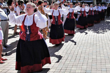 Burlada ha disfrutado de su segundo día de fiestas. La Comparsa de Gigantes y Cabezudos, acompañada de Larratz Dantzari Taldea y de la Banda de Música, ha recorrido la calle Lavanderas hasta la plaza de la Iglesia. Además, en esta jornada tampoco han faltado los juegos infantiles.
