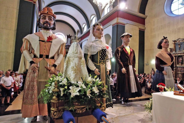 Burlada ha disfrutado de su segundo día de fiestas. La Comparsa de Gigantes y Cabezudos, acompañada de Larratz Dantzari Taldea y de la Banda de Música, ha recorrido la calle Lavanderas hasta la plaza de la Iglesia. Además, en esta jornada tampoco han faltado los juegos infantiles.