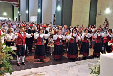 Burlada ha disfrutado de su segundo día de fiestas. La Comparsa de Gigantes y Cabezudos, acompañada de Larratz Dantzari Taldea y de la Banda de Música, ha recorrido la calle Lavanderas hasta la plaza de la Iglesia. Además, en esta jornada tampoco han faltado los juegos infantiles.