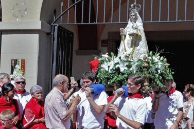 Burlada ha disfrutado de su segundo día de fiestas. La Comparsa de Gigantes y Cabezudos, acompañada de Larratz Dantzari Taldea y de la Banda de Música, ha recorrido la calle Lavanderas hasta la plaza de la Iglesia. Además, en esta jornada tampoco han faltado los juegos infantiles.