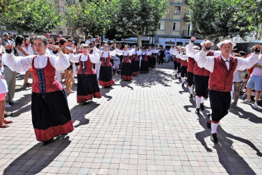 Burlada ha disfrutado de su segundo día de fiestas. La Comparsa de Gigantes y Cabezudos, acompañada de Larratz Dantzari Taldea y de la Banda de Música, ha recorrido la calle Lavanderas hasta la plaza de la Iglesia. Además, en esta jornada tampoco han faltado los juegos infantiles.