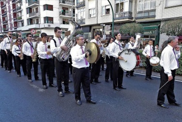 Burlada ha disfrutado de su segundo día de fiestas. La Comparsa de Gigantes y Cabezudos, acompañada de Larratz Dantzari Taldea y de la Banda de Música, ha recorrido la calle Lavanderas hasta la plaza de la Iglesia. Además, en esta jornada tampoco han faltado los juegos infantiles.