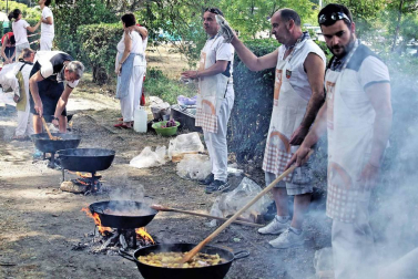Burlada ha disfrutado en su tercer día de fiestas de su anual caldereta con grupos de todas las edades en el Parque de la Nogalera