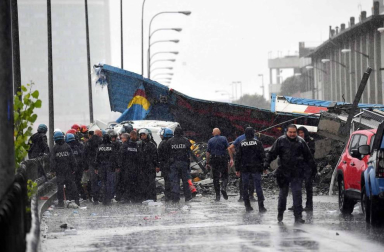 Un tramo del viaducto en la ciudad italiana de Génova se ha derrumbado este martes y las autoridades buscan damnificados entre los vehículos caídos al vacío y bajo los escombros.
