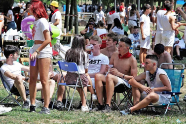 Burlada ha disfrutado en su tercer día de fiestas de su anual caldereta con grupos de todas las edades en el Parque de la Nogalera